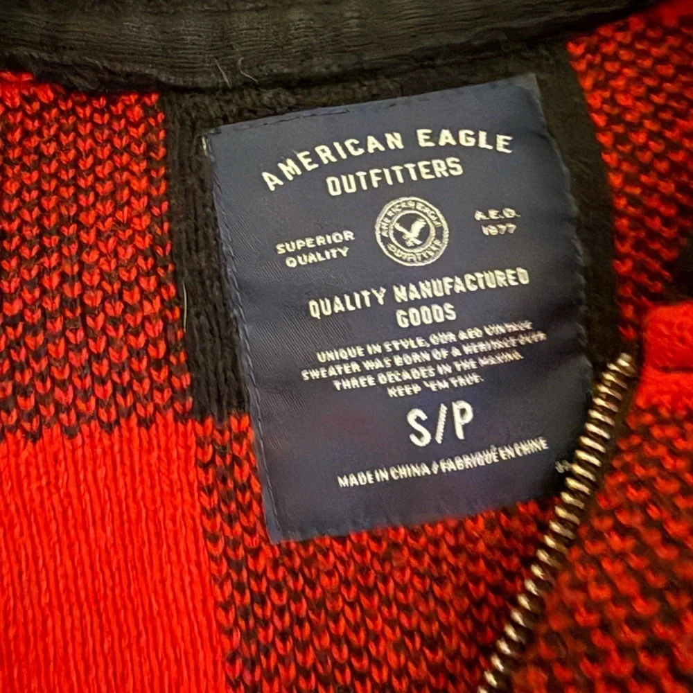 American Eagle Outfitters Men’s Sweater Small Red Black Buffalo Plaid Full Zip